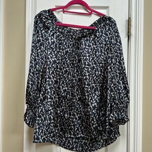 Saks fifth Avenue designer (tags off ) beautiful Flowy silk blouse